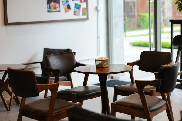 ¿Qué características debe tener un sofá cama para optimizar el espacio en un estudio?